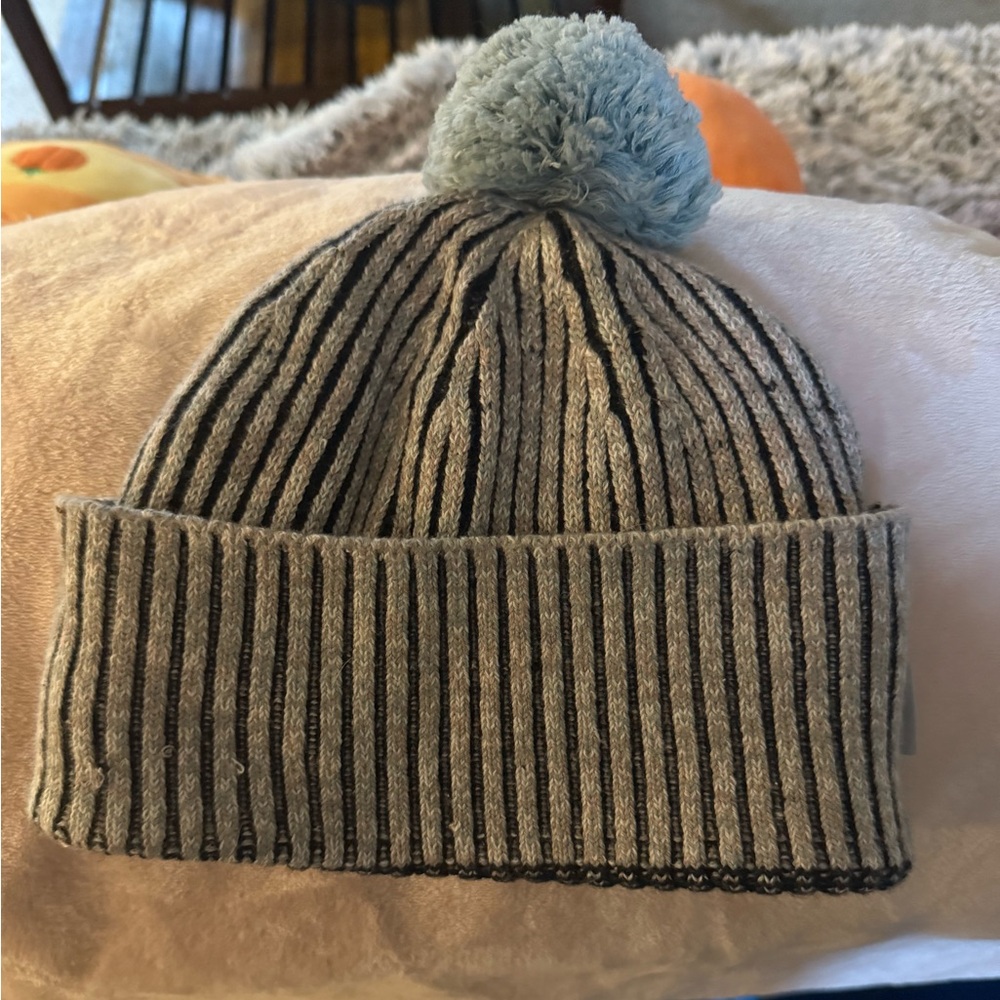 Lululemon Sherpa lined knit hat with Pom